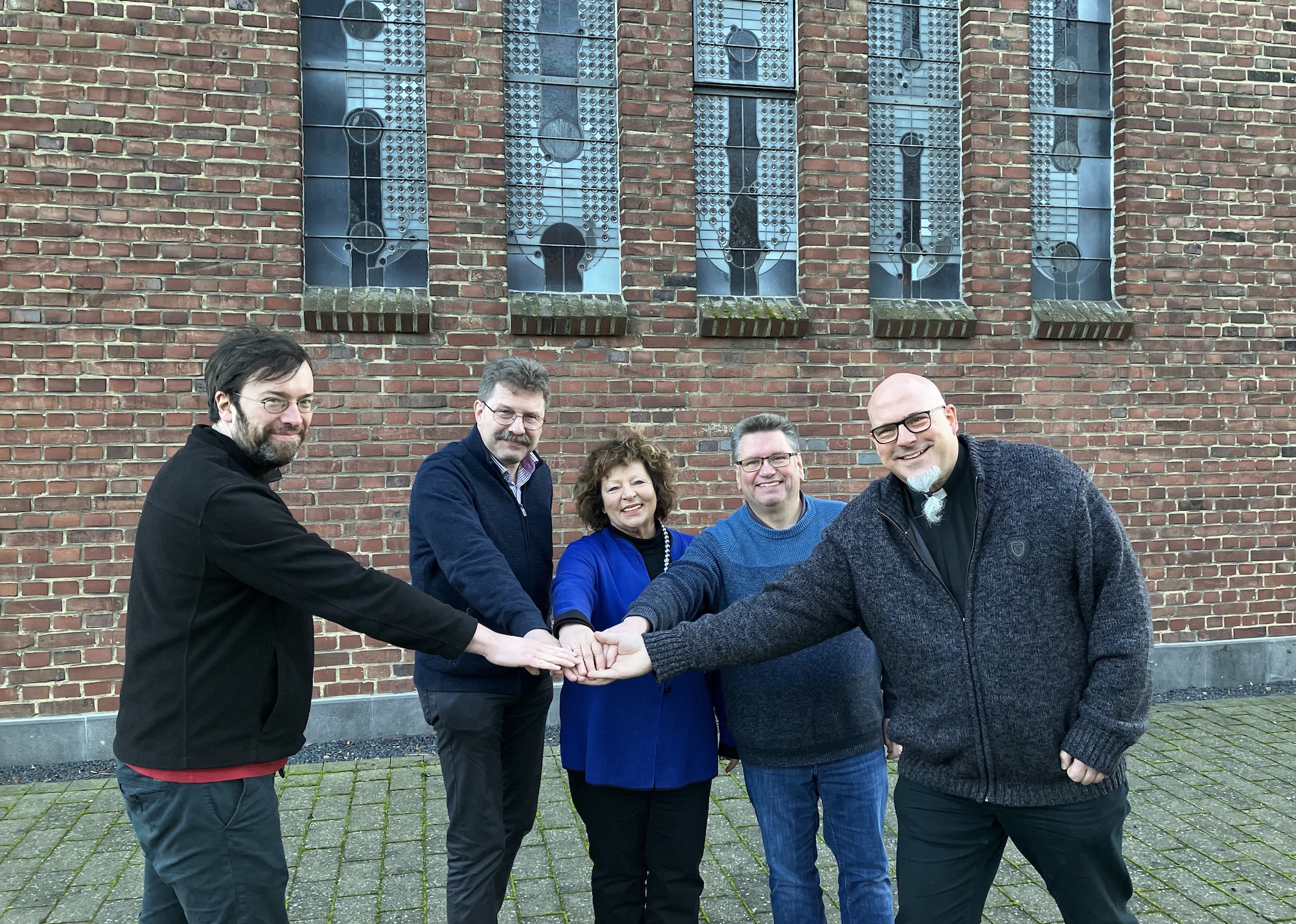 Tobias Kölling, Wolfgang Wedekin, Karen Leuchter, Christoph Kamps und Michael Datené (v. l.) besiegeln symbolisch das kommende neue Gremium.