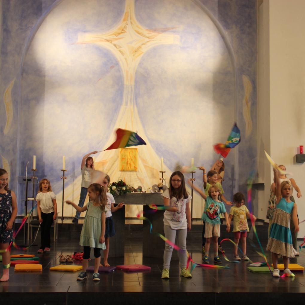 Großes Schlussbild mit Friedensfahnen: In der Probe noch nicht ganz  synchron, aber zur Premiere passt das.