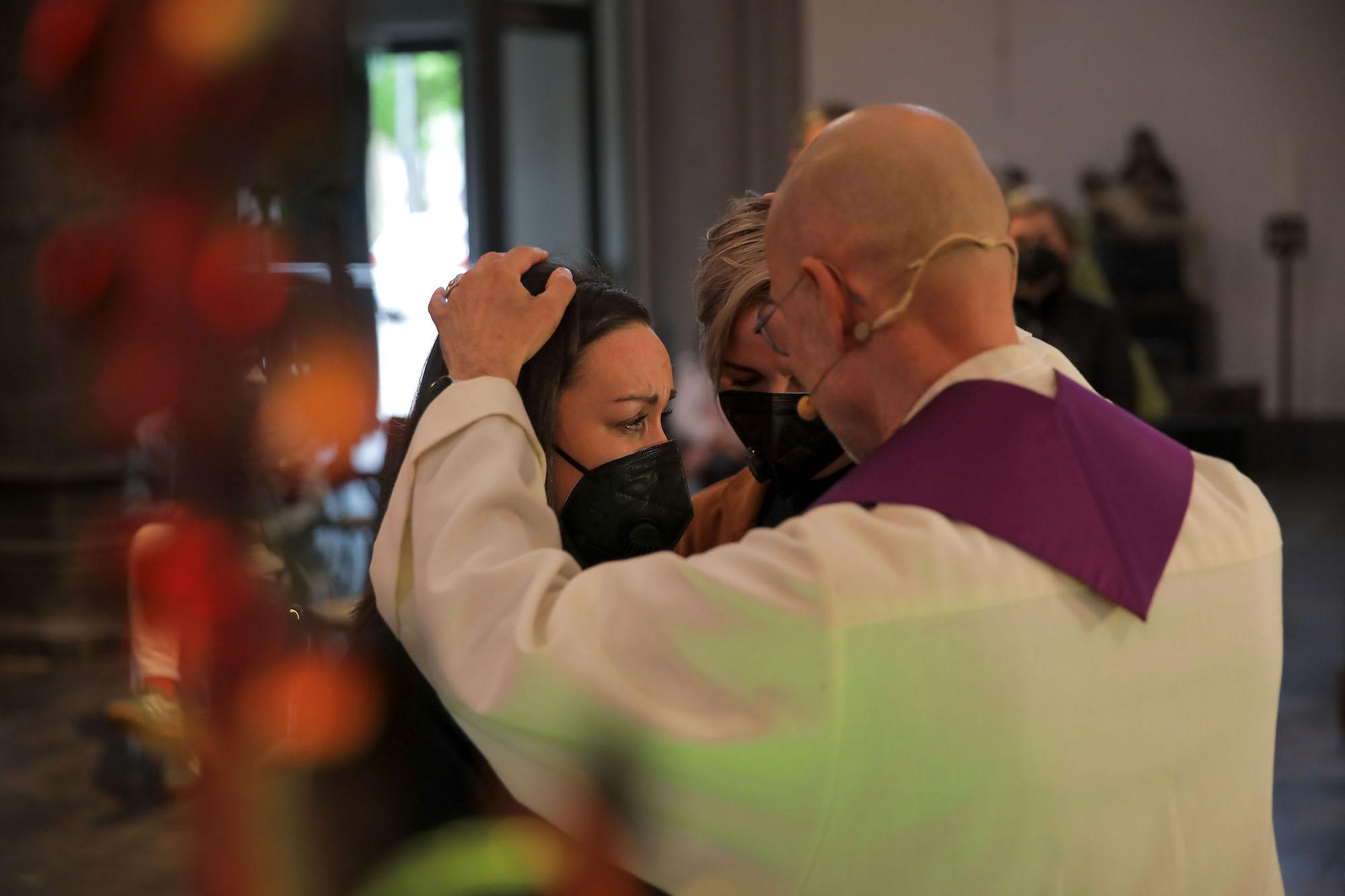 Welche Bedeutung die Segnung durch Pfarrer Christoph Simonsen hat, zeigt sich deutlich in den tief berührten Gesichtern des Paars.