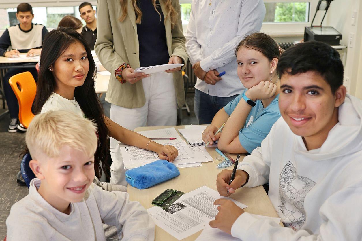 An der Bischöflichen Liebfrauenschule lernen in der Internationalen Klasse Mädchen und Jungen aus acht Nationen gemeinsam.