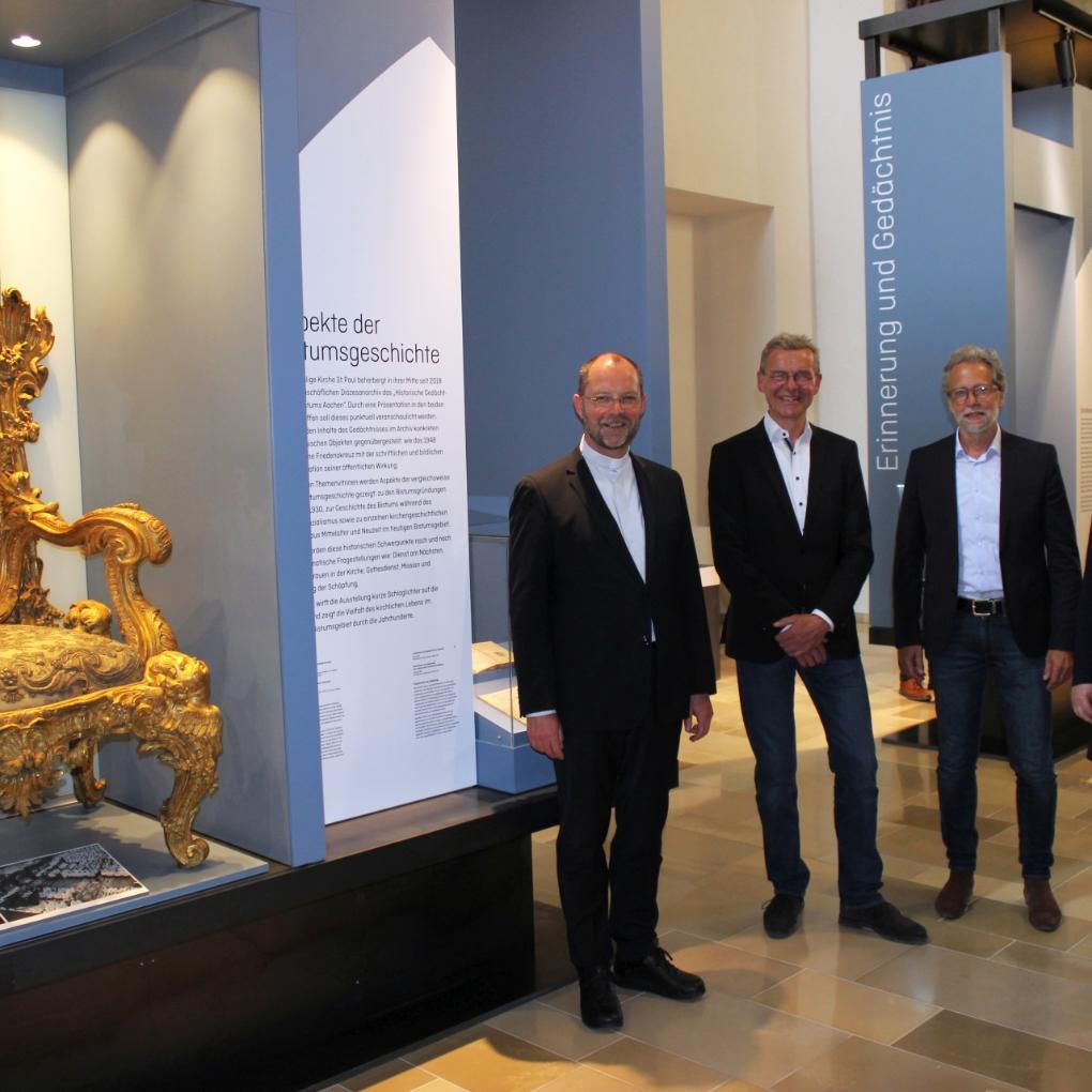 Eröffneten die Ausstellung 'Geschichte des Bistums Aachen': Generalvikar Dr. Andreas Frick (v.l.), Architekt Martin Schlüter, Architekt Peter Schumacher, Kuratorin Anke Asfur und Dr. Beate Sophie Fleck, Leiterin des Diözesanarchivs