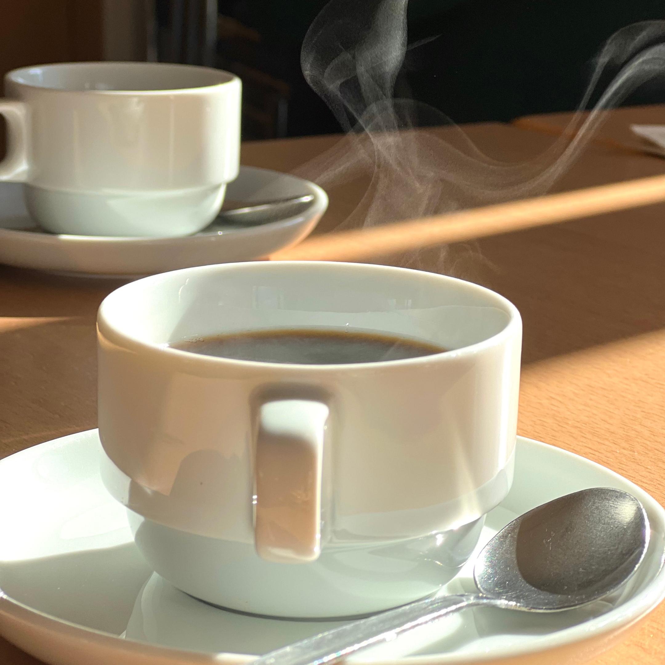 dampfende Kaffeetassen
