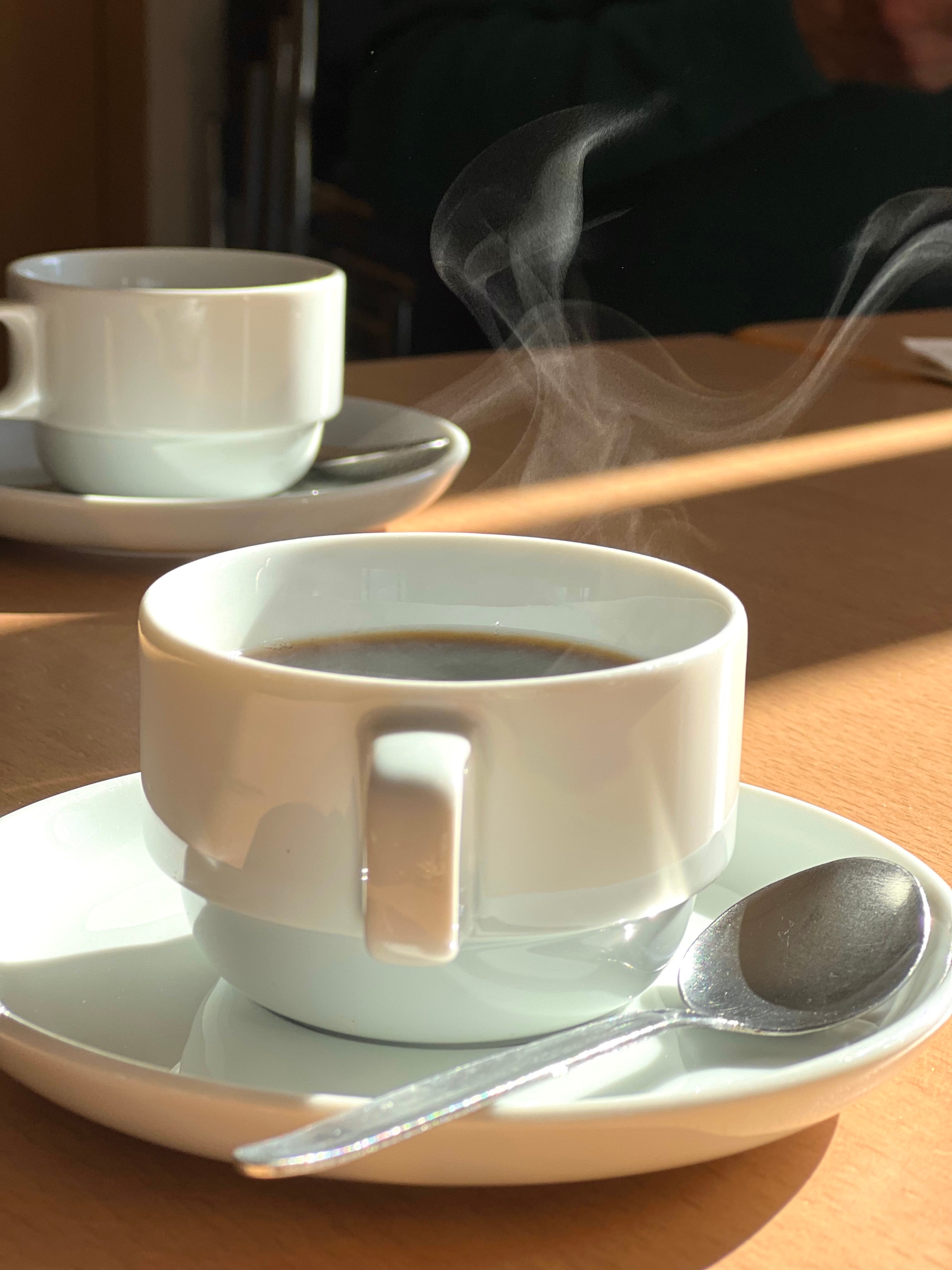 dampfende Kaffeetassen