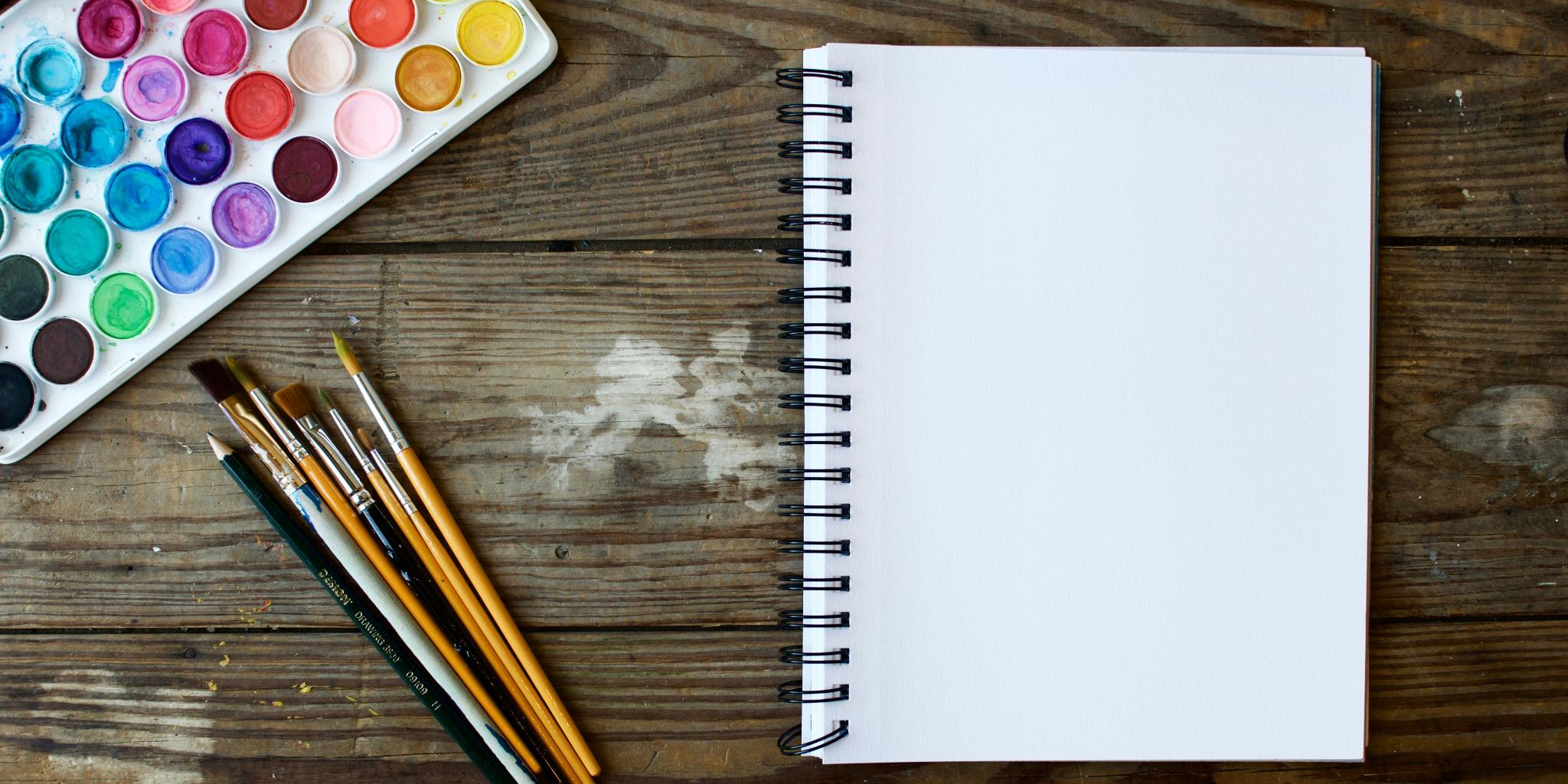 Farbkasten und Pinsel