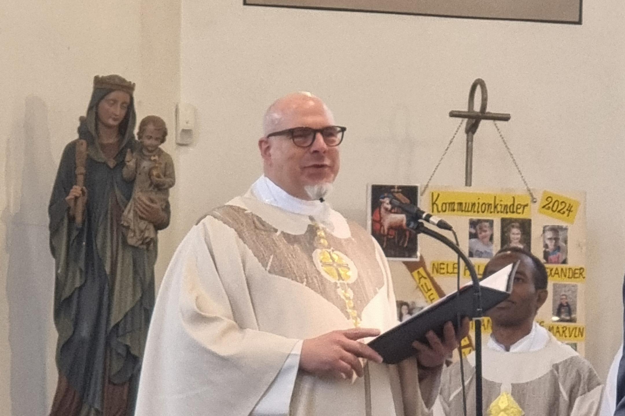 01b Liturgische Eröffnung Pfarrer Michael Datené