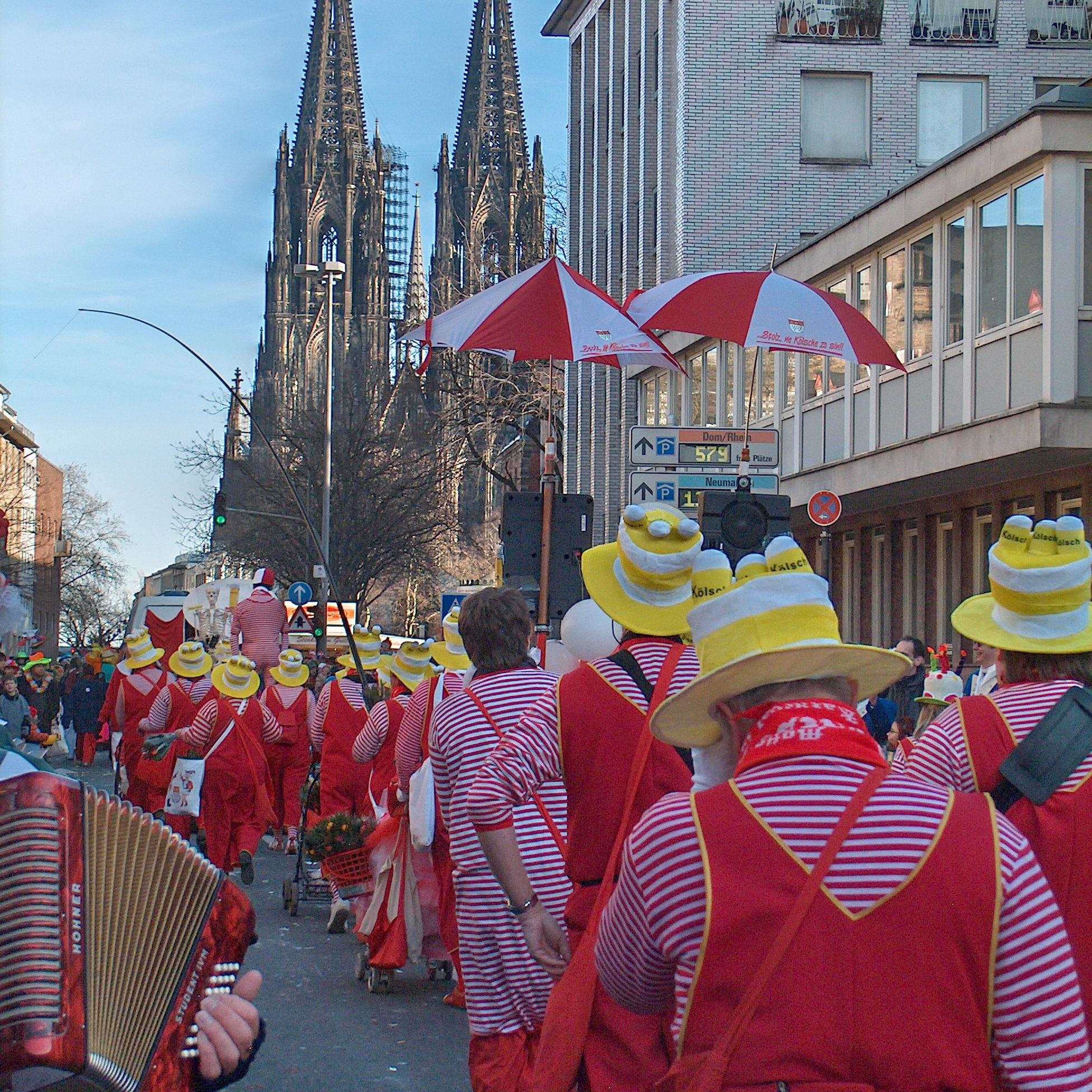 Kirche und Karneval by Christa Weingarten