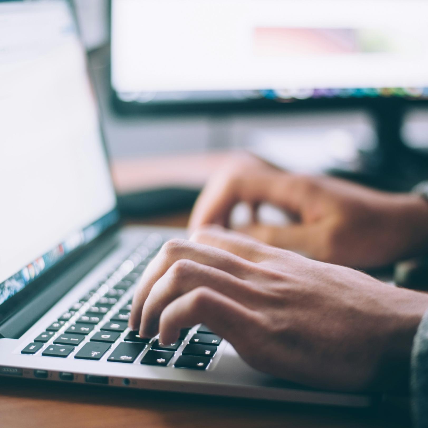 Online am Laptop