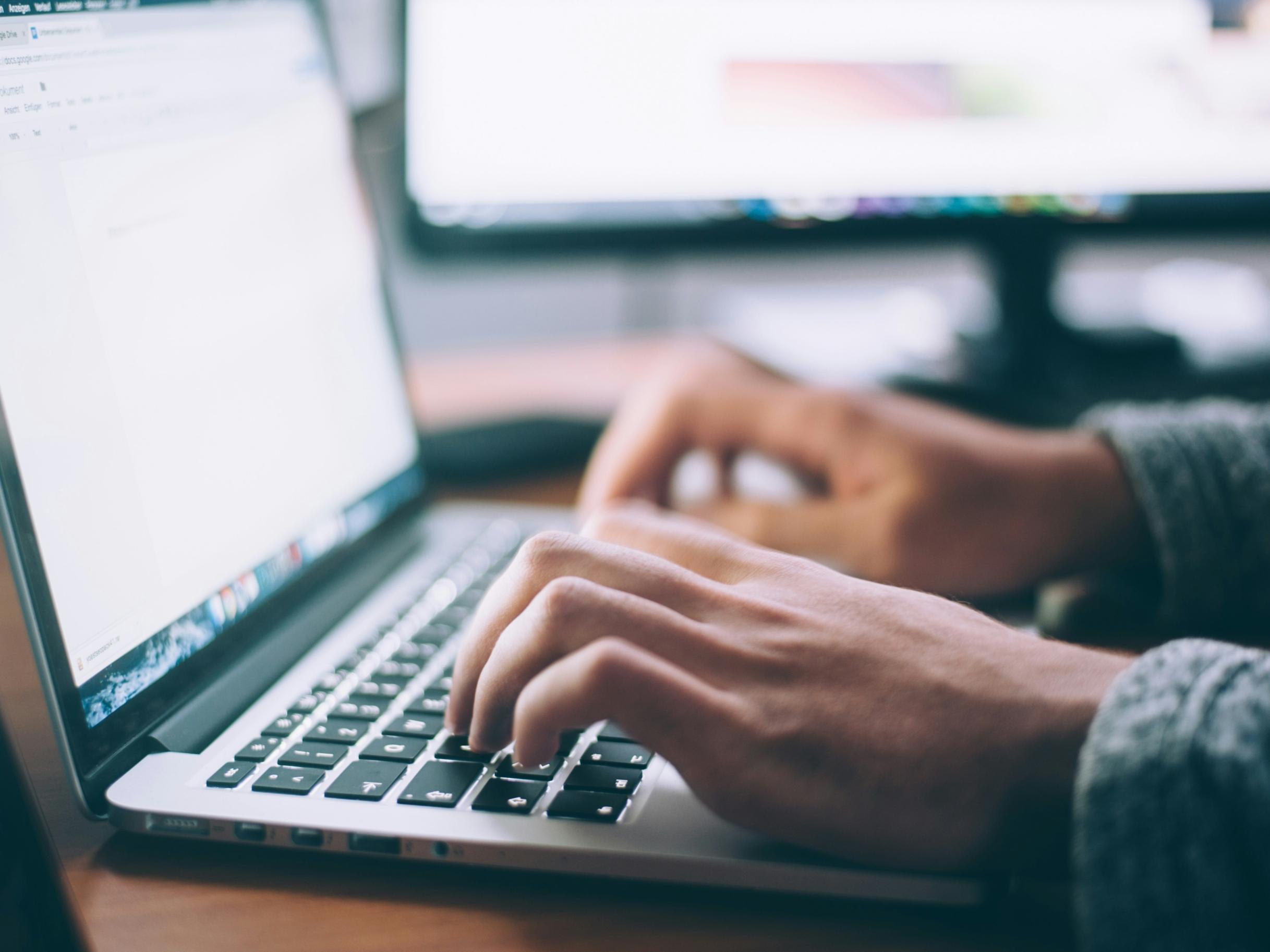 Online am Laptop