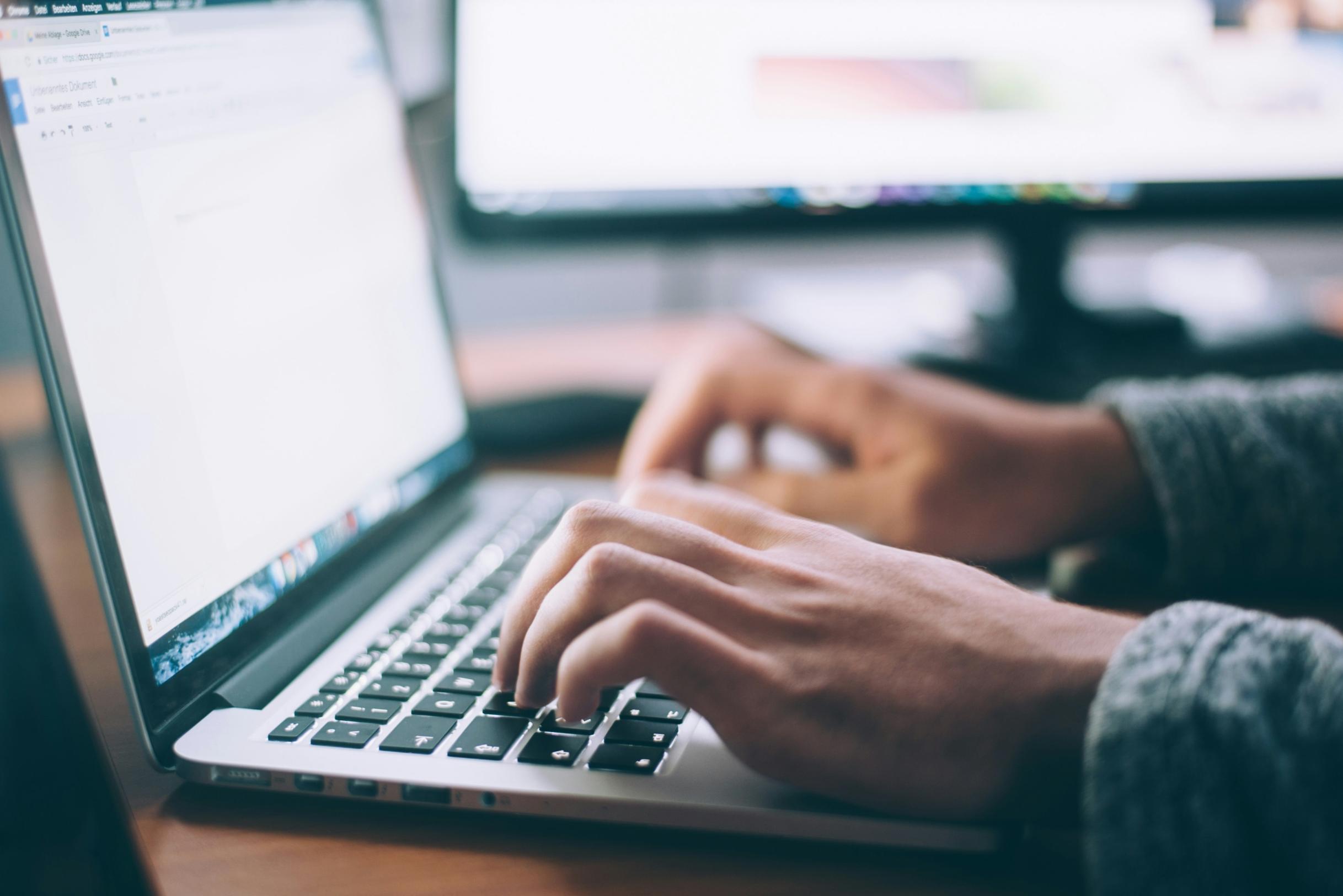 Online am Laptop