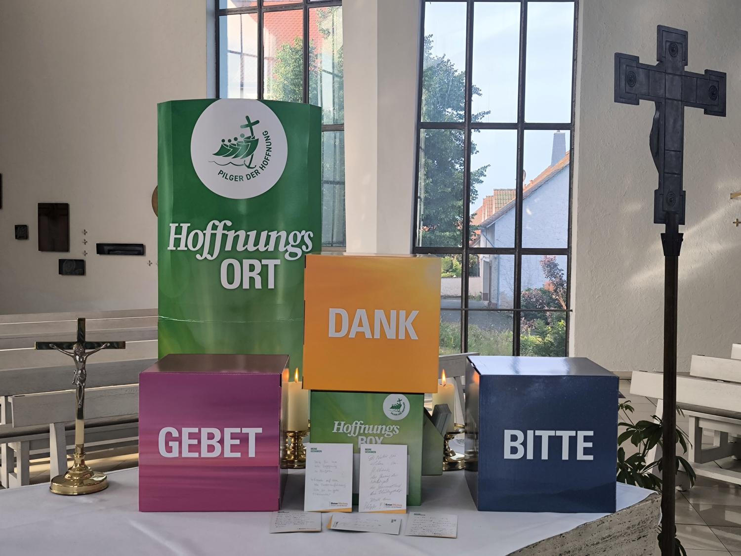 Gebetstation und Karten vom „Hoffnungsort” der Wallfahrtskirche in Kälberau